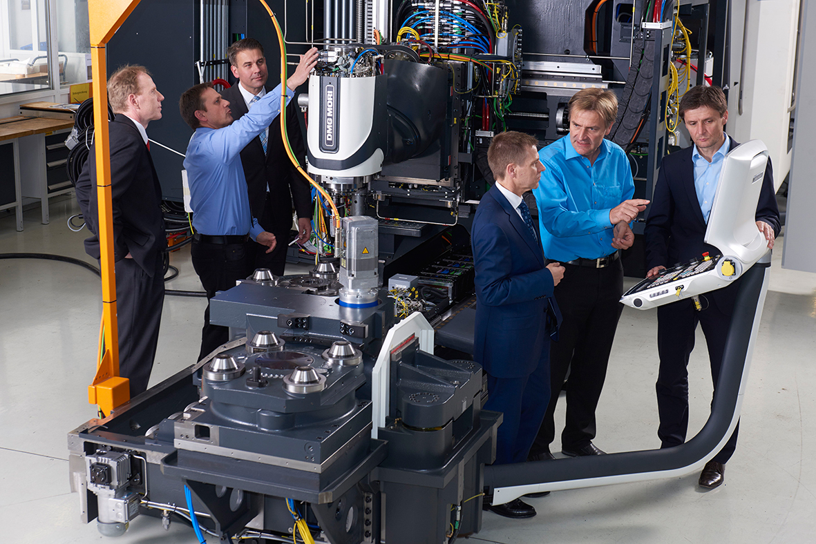 在一個(gè)實(shí)際投資項(xiàng)目中，舍弗勒和Deckel Maho Pfronten公司的專家開(kāi)發(fā)出了&ldquo;機(jī)床4.0&rdquo;，利用現(xiàn)有生產(chǎn)技術(shù)與傳感器、云技術(shù)和數(shù)字化零部件的連接，向數(shù)字化生產(chǎn)目標(biāo)邁出了實(shí)質(zhì)性的一步。